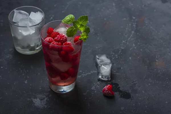 Málna Alkoholos Koktél Likőrrel Vodkával Jéggel Mentával Sötét Alapon Málna — Stock Fotó