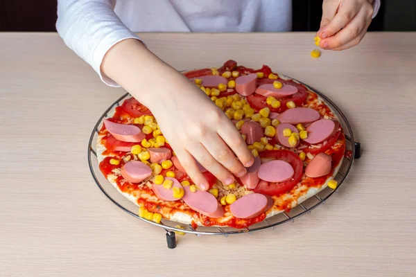 Mãos Miúdo Salpicam Ingredientes Massa Pizza Processo Cozinhar Pizza Caseira — Fotografia de Stock