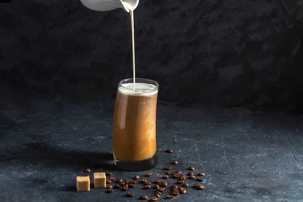 Eiskaffee Hohen Glas Kühles Sommergetränk Auf Dunklem Hintergrund Leiser Tonlage — Stockfoto