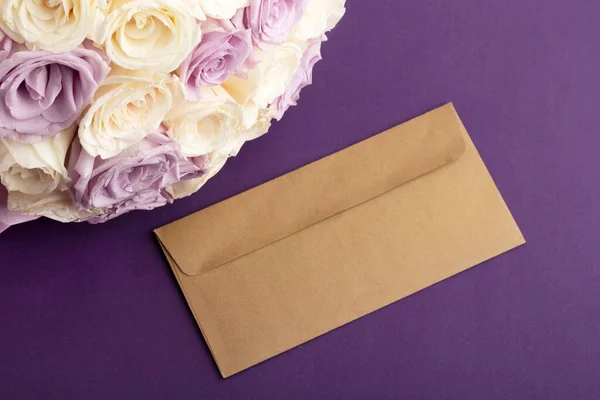 Bouquet Fresh Amazing White Purple Roses Craft Envelope Gift Holiday — Stock Photo, Image