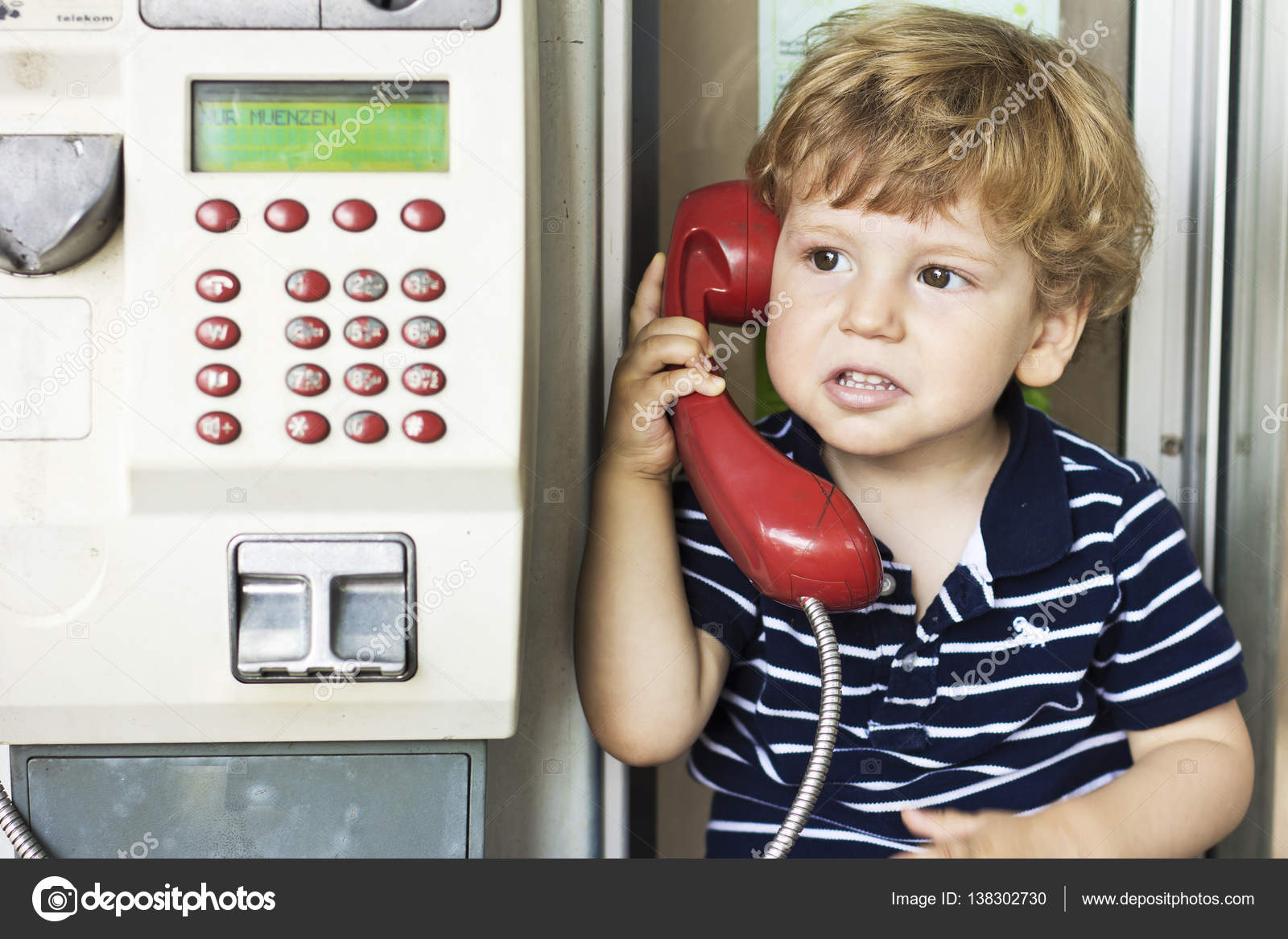 Bebe Parlant Au Telephone Fixe Un Garcon Dans Une Cabine Telephonique Combine Rouge Image Libre De Droit Par Rubchikovaa C