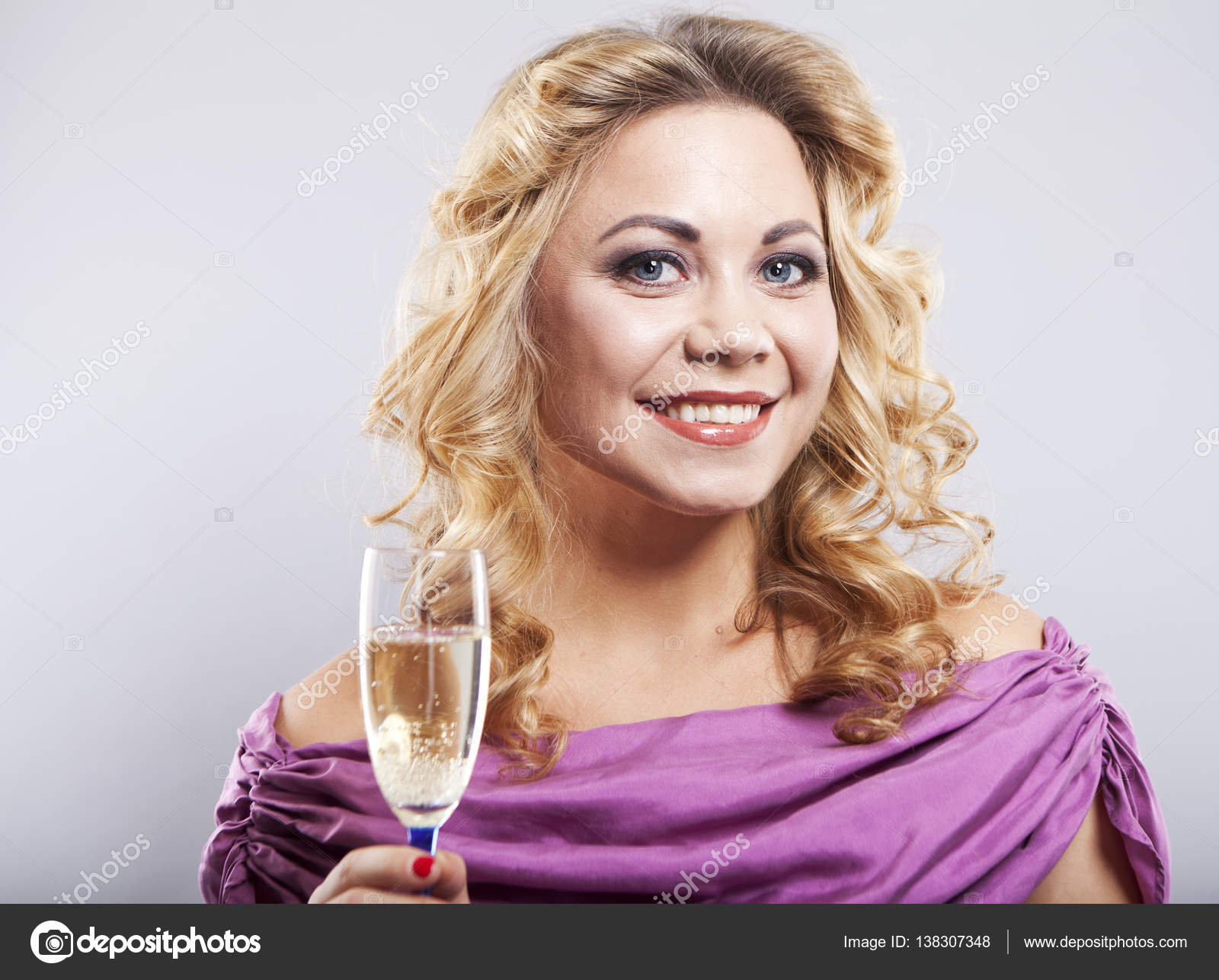 foto-blondinki-v-shampanskom-video-pornuha-starenkih-filmov