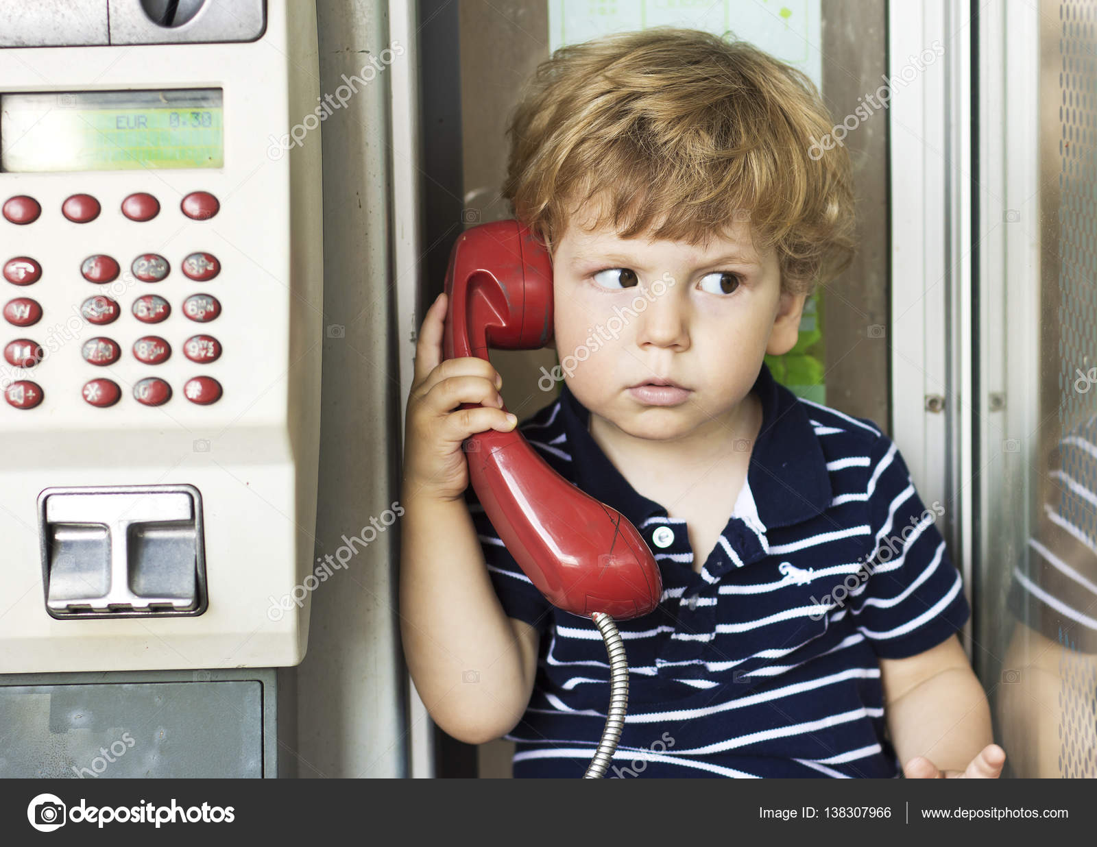 Bebe Parlant Au Telephone Fixe Un Garcon Dans Une Cabine Telephonique Combine Rouge Image Libre De Droit Par Rubchikovaa C