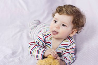 Küçük çocuk oyuncakları ile beşik içinde. Çocuk içinde belgili tanımlık ev