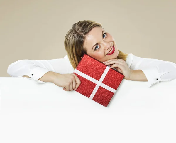 Retrato Aislado Una Joven Con Una Caja Regalo Sus Manos — Foto de Stock