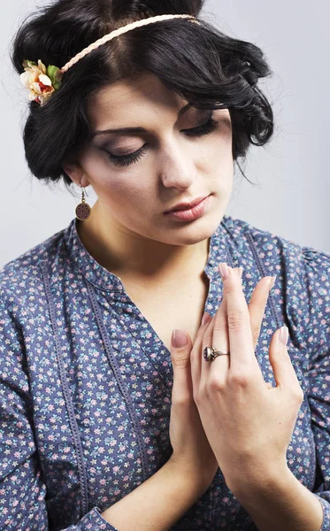 Hermosa morena con uñas perfectamente formadas. Retrato de una mujer hermosa. Hermosa cara femenina. Mujer bien arreglada. — Foto de Stock