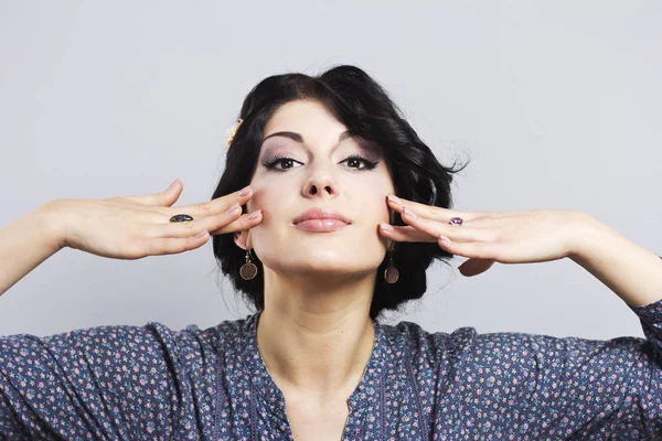 Linda morena com unhas perfeitamente moldadas. Retrato de uma mulher bonita. Lindo rosto feminino. Mulher bem tratada. — Fotografia de Stock