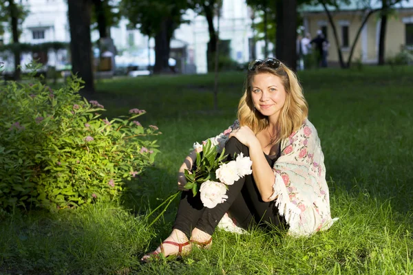 Grappig meisje op aard. Het meisje buitenshuis. Mooie blonde. — Stockfoto