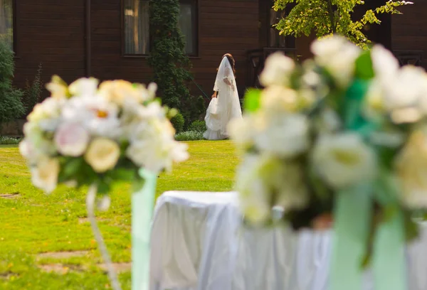 Ślubne wystrój. Bukiet kwiatów. Ślubne arch. Ślub — Zdjęcie stockowe