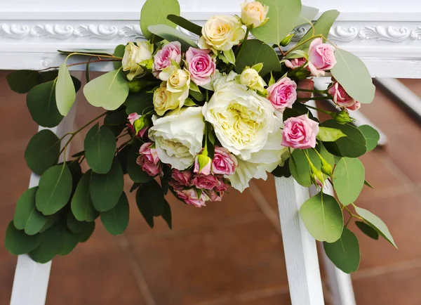 Bruiloft decor. Een boeket van bloemen. Boog van het huwelijk. Bruiloft — Stockfoto