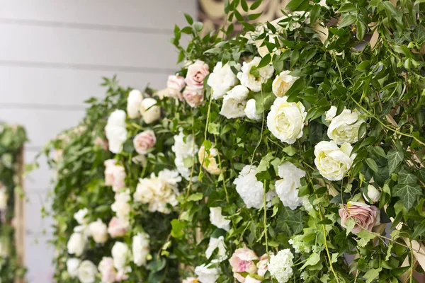 Décor de mariage. Un bouquet de fleurs. Arc de mariage. Mariage — Photo