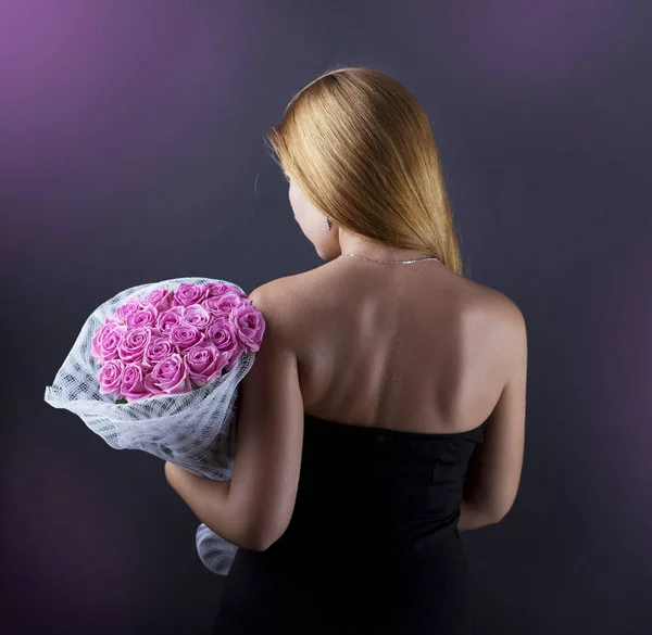 Menina Com Buquê Rosas Cor Rosa Uma Menina Com Cabelos — Fotografia de Stock