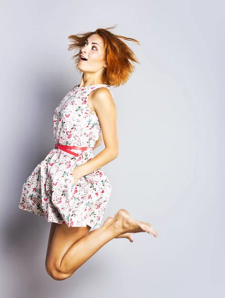 红头发姑娘跳了一跳 穿着短裙的年轻苗条的模特 时髦的女孩 — 图库照片