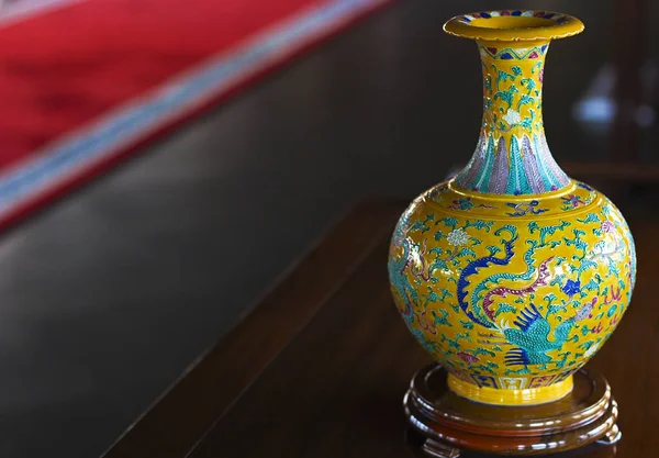 Hand-painted Chinese yellow vase on the table. China. The hotel complex — Stock Photo, Image
