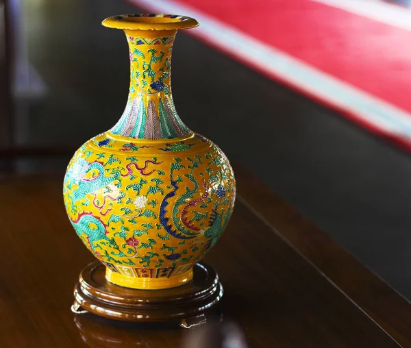 Ručně malované čínská váza žluté na stole. Čína. Hotelový komplex — Stock fotografie