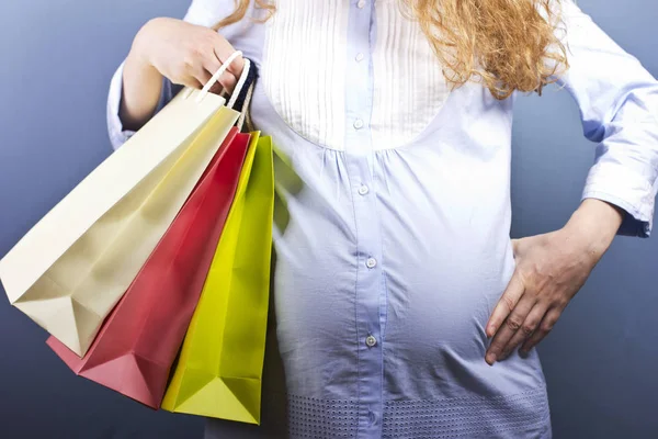 Mladá těhotná blondýna na shopping.woman pár nakupování portrét. Nákupní tašky. — Stock fotografie