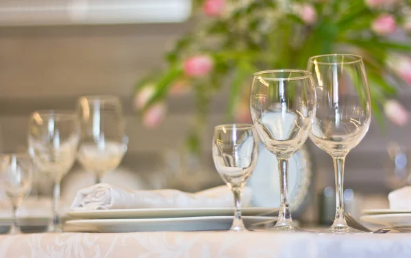 Feestelijke Tafelschikking Lege Glazen Borden Buiten Banket Het Terras Restaurant — Stockfoto