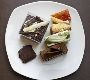 Tatlı bir plaka üzerinde. Lezzetli tatlı tatlı. İçecekler. Sufle ve beyaz tabakta kek