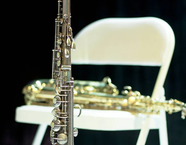 Saxofone tenor no palco. Instrumento de sopro musical. Saxofone — Fotografia de Stock