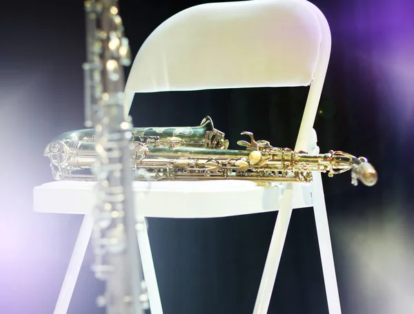 Saxofón tenor en el escenario. Instrumento de viento musical. Saxofón —  Fotos de Stock