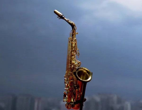 Saxophone doré sur une grande scène. Saxophone. Saxophone soprano . — Photo