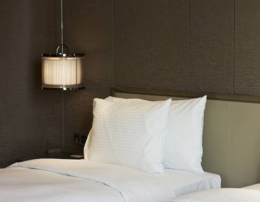 Otel odasında. Bir otel odasında lüks yatak.