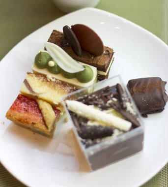 Tatlı bir plaka üzerinde. Lezzetli tatlı tatlı. İçecekler. Sufle ve beyaz tabakta kek