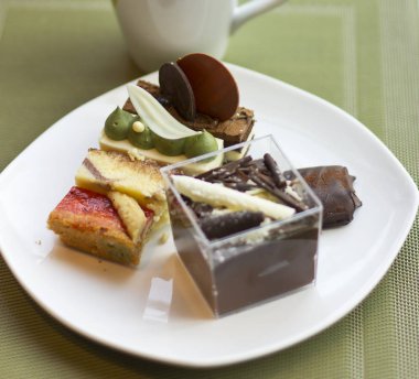 Tatlı bir plaka üzerinde. Lezzetli tatlı tatlı. İçecekler. Sufle ve beyaz tabakta kek