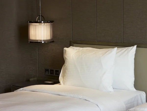 Pokój w hotelu. Luksusowe łóżka w pokoju hotelowym. — Zdjęcie stockowe