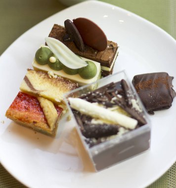 Tatlı bir plaka üzerinde. Lezzetli tatlı tatlı. İçecekler. Sufle ve beyaz tabakta kek