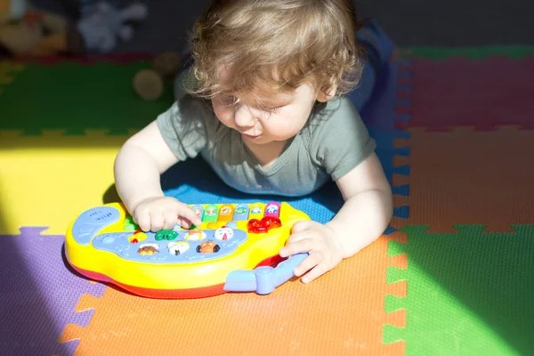 Çocuk evde oyuncaklarla oynar. Evde bir çocuk portresi — Stok fotoğraf