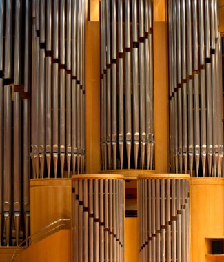 Büyük bir konser salonundaki org boruları. Müzik aleti. Büyük Konser Salonu. Klasik müzik.
