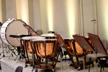 Konser timpani. Vurmalı çalgılar. Timpani sahnede.