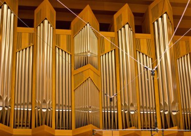 Büyük bir konser salonundaki org boruları. Müzik aleti. Büyük Konser Salonu. Klasik müzik.