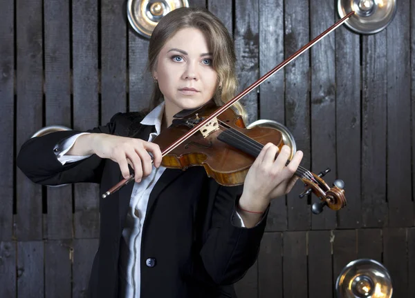 Chica joven con un traje tocando el violín. Mujer tocando el violín. Retrato de una hermosa chica inteligente —  Fotos de Stock