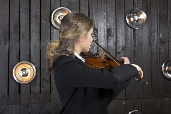 Mladá dívka v obleku, hraje na housle. Žena hrající na housle. Portrét krásné inteligentní dívka — Stock fotografie