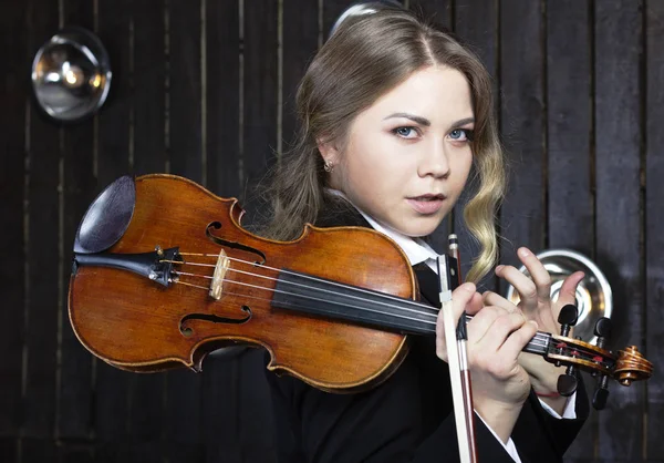 Chica joven con un traje tocando el violín. Mujer tocando el violín. Retrato de una hermosa chica inteligente —  Fotos de Stock