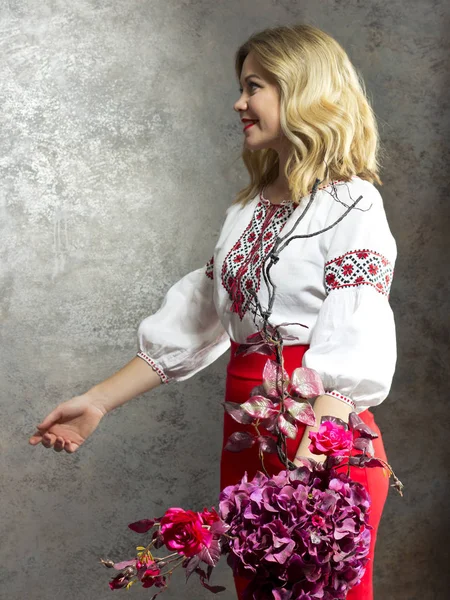 Retrato de una hermosa chica ucraniana. Día de la Independencia. Ucrania. Una chica con una blusa bordada. Bordado Día de la Independencia de Ucrania — Foto de Stock