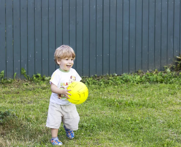 Kind Spielt Mit Gelbem Ball Kleiner Junge Freien — Stockfoto