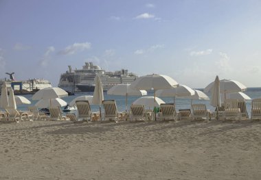 Boş kumsal. Mükemmel bir tatil. Beyaz şemsiyeli plaj. Temiz sahil.