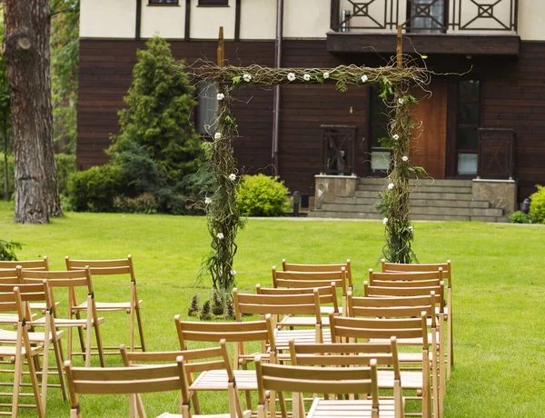 木製の結婚式のアーチ 結婚式は空だ 結婚式のアーチ屋外 — ストック写真