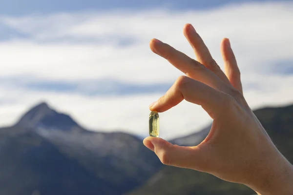 Female Hand Holds Omega Capsule Capsule Fish Oil Background Nature — Stock Photo, Image