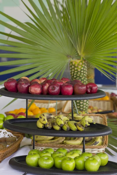 Frutas Cestas Mimbre Aire Libre Naranjas Manzanas Kiwi —  Fotos de Stock