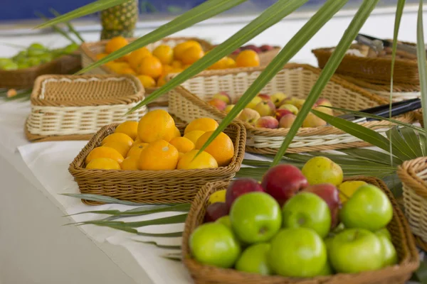 Vruchten Rieten Manden Buiten Sinaasappelen Appelen Kiwi — Stockfoto
