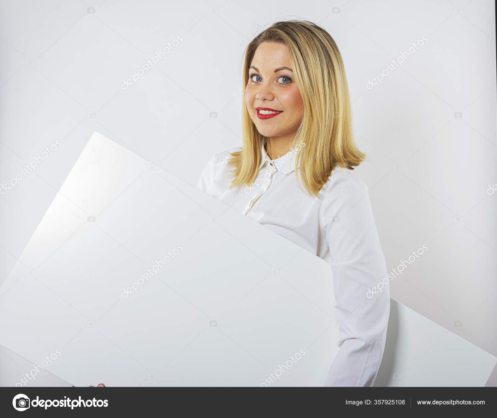 白底红唇女商人的画像白种人背景的迷人女孩 图库照片 C Rubchikovaa 白底红唇女商人的画像白种人背景的迷人女孩 图库照片 C Rubchikovaa