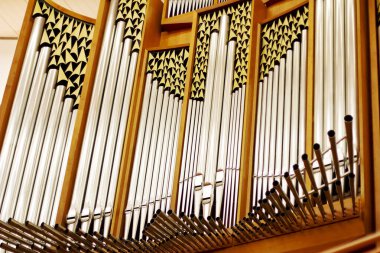 Büyük bir konser salonunda org. Kilise organı.