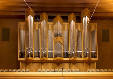 Büyük bir konser salonunda org. Kilise organı.