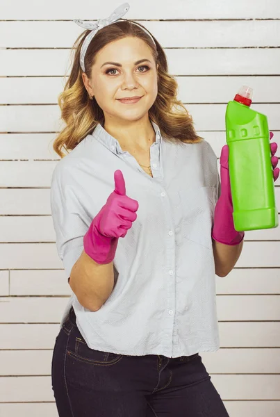 Härlig Hemmafru Rosa Handskar Flicka Med Tvättmedel Händerna Ung Blondin — Stockfoto