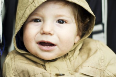 Açık havada duygusal bir çocuğun portresi. Çocuk yürüyor..