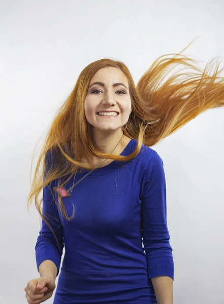 Isoliertes Porträt Eines Lächelnden Mädchens Mit Langen Fliegenden Haaren — Stockfoto